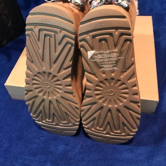 UGG Short W/Bailey Bow Checkered Size 6 🎀 - Picture 4 of 8